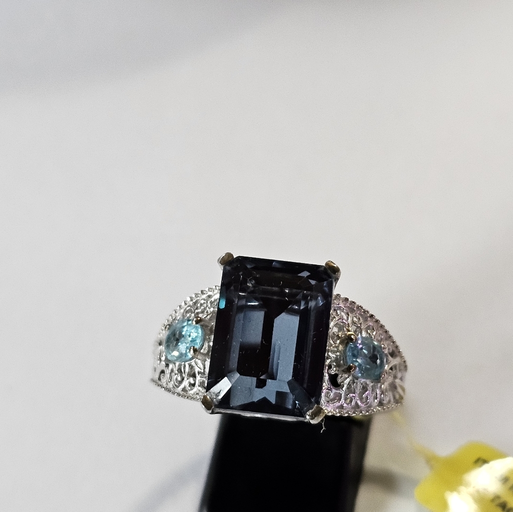Natural London Blue Topaz Ring With Neon Apatite Accent Stones Size 9.5 - Picture 1 of 8